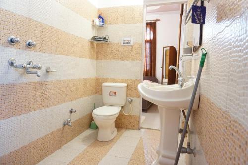 a bathroom with a toilet and a sink at Guler House in Jāmb