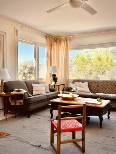 Casa en el Valle del Tietar CR-AV-01516 في Fresnedillas: غرفة معيشة بها أريكة وطاولة