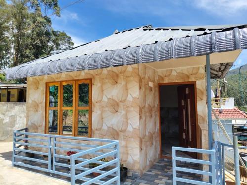 Una casa en construcción con techo solar en Nakshatrahomestay, en Vattavada