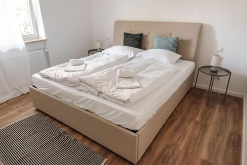 Ένα ή περισσότερα κρεβάτια σε δωμάτιο στο Skyrise Ferienwohnung Bad Wörishofen - Ruhig gelegen, nahe Therme, mit Balkon für erholsame Momente