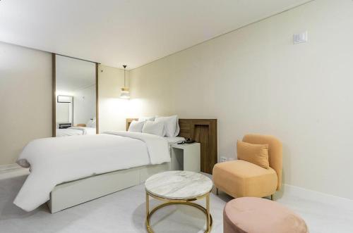 Giường trong phòng chung tại Icon Hotel Gunsan