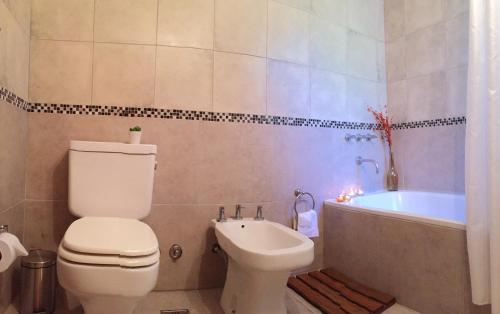 Un baño con inodoro, lavabo y bañera. en Rincon de las Pampas, en Mar de las Pampas