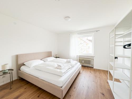 Ένα ή περισσότερα κρεβάτια σε δωμάτιο στο Skyrise Ferienwohnung Bad Wörishofen - Ruhige Lage, nahe Therme mit Balkon