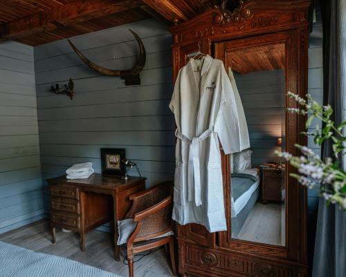 a bedroom with a bed and a dresser and a mirror at Słoneczny dom nad Jeziorem Bystrzyckim in Zagórze Śląskie