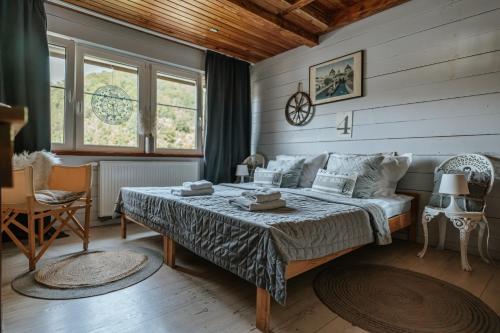 a bedroom with a bed in a room at Słoneczny dom nad Jeziorem Bystrzyckim in Zagórze Śląskie