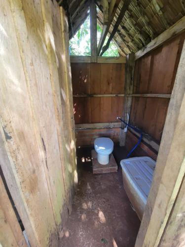 ein kleines Badezimmer mit Toilette und Waschbecken in der Unterkunft Twelve107 Farmstay in Krong Saen Monourom