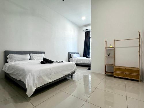 ein Schlafzimmer mit einem Bett und einem Stuhl darin in der Unterkunft 4BR Cozy Villa for 16 Pax Quiet Area & Spacious in Simpang Ampat