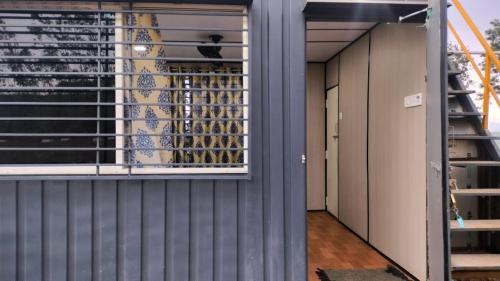 une chambre avec balcon et escalier dans l'établissement Rr resort, à Araku