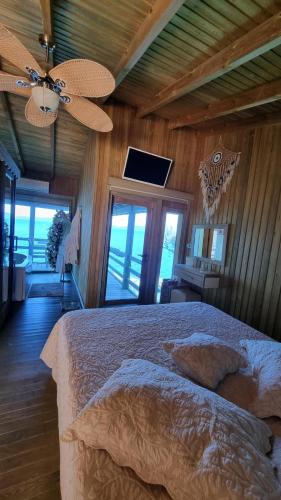 カラブルンにあるayı balığı koyuのベッドと天井扇風機のある寝室