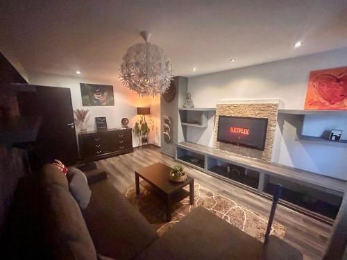 un soggiorno con divano e camino di Zuzu’s home a Rîşnov