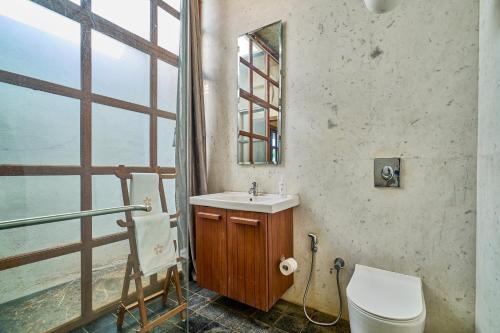 Koupelna v ubytování SaffronStays Zen, Igatpuri - lake-view villa with indoor and outdoor games