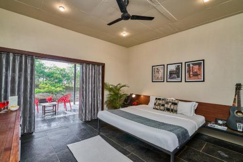 Postel nebo postele na pokoji v ubytování SaffronStays Zen, Igatpuri - lake-view villa with indoor and outdoor games