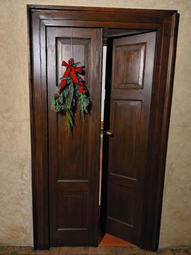 a wooden door with a wreath on it at Il Sonetto - Boutique Apartment Suite in Mantova