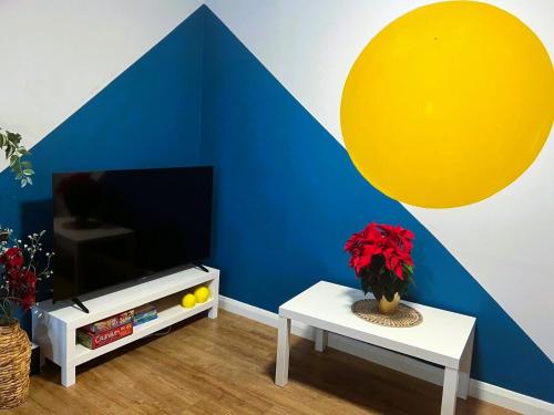 uma sala de estar com uma parede azul e amarela em 8 person 4 bedroom 4en-suite Free Parking em Warwick