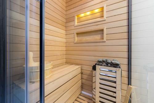 ヴィスワにあるApartament na Krętej z sauną i kominkiem - Dream Apartのサウナ(バスタブ、シンク付)