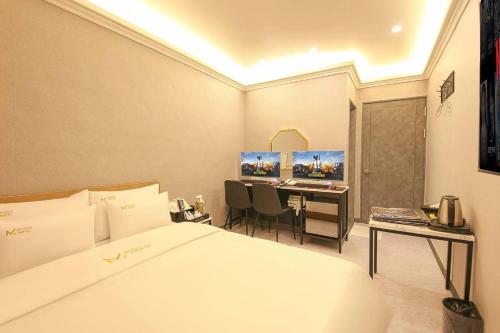 Postel nebo postele na pokoji v ubytování Bucheon Daon Hotel