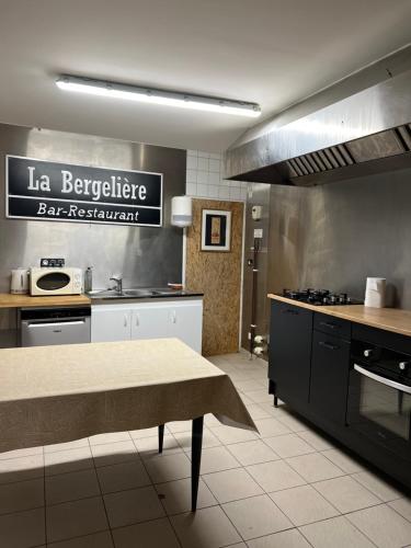 Kuchyň nebo kuchyňský kout v ubytování La Berge