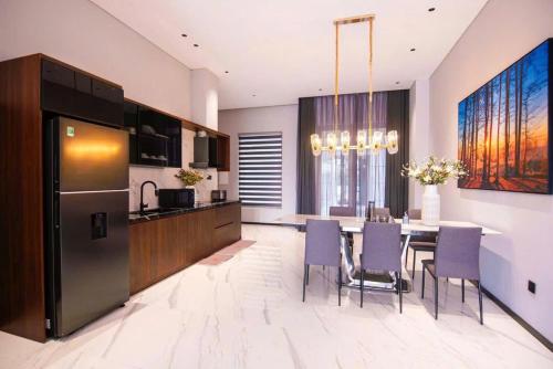 een keuken en eetkamer met een tafel en paarse stoelen bij Toàn Cầu Villa in Dương Cảnh