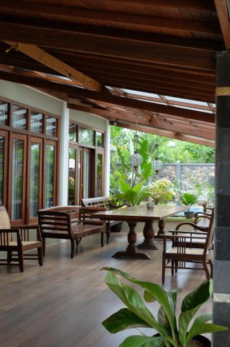 Κήπος έξω από το Omnni Villa Borobudur