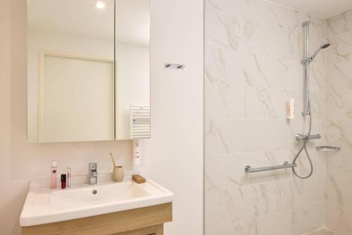 Phòng tắm tại Quality Suites Val d'Europe