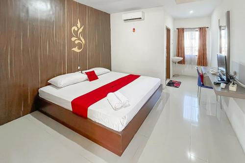 Ένα ή περισσότερα κρεβάτια σε δωμάτιο στο RedDoorz near Exit Toll Kalijati Subang
