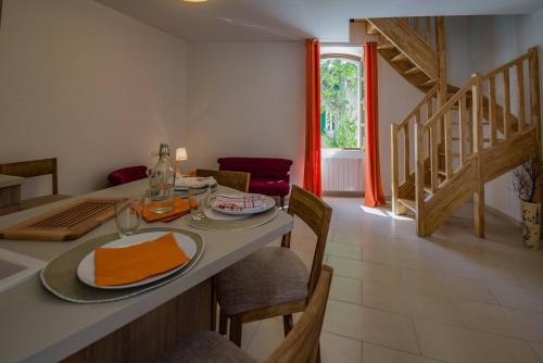 a kitchen and dining room with a table and chairs at Spacieux Duplex - Lumineux et Calme - Alpilles in Eyguières