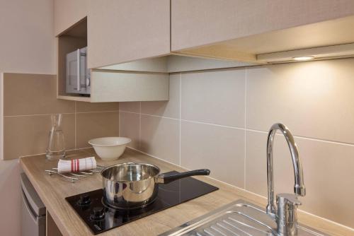 Una cocina o cocineta en Quality Suites Mont-de-Marsan