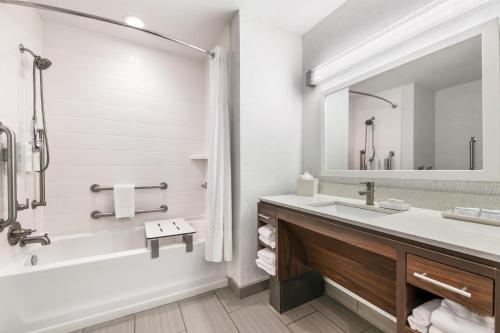 Koupelna v ubytování Home2 Suites Pensacola I-10 At North Davis Hwy