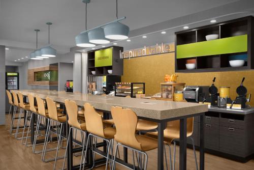 Kuchyň nebo kuchyňský kout v ubytování Home2 Suites by Hilton Lake City