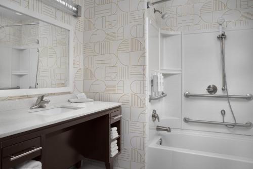 Ένα μπάνιο στο Home2 Suites by Hilton Lake City