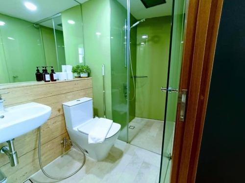 Un baño con ducha, inodoro y lavabo. en Vortex klcc by AzlanAdiyan, en Kuala Lumpur