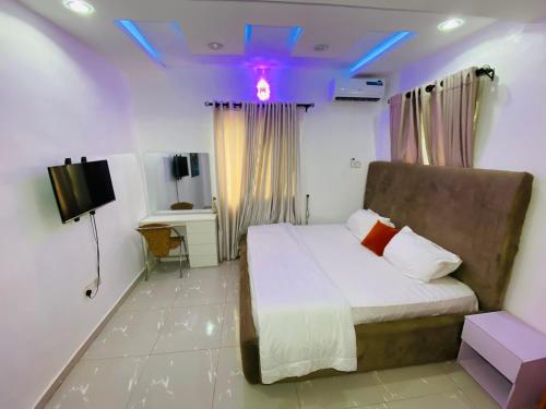 Et tv og/eller underholdning på Cozy and Luxury One Bedroom, 247 light