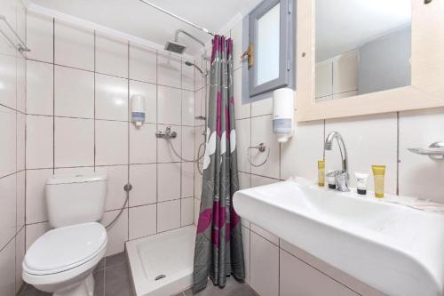 Villa Mare by Delfinia Resort في كوليمبيا: حمام مع مرحاض ومغسلة