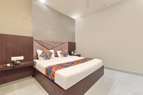 Кровать или кровати в номере FabHotel Mahadev Palace