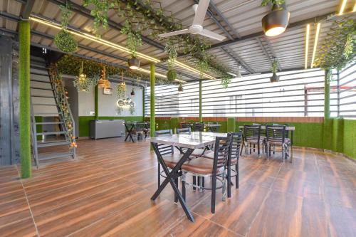 Un restaurant sau alt loc unde se poate mânca la FabHotel Mahadev Palace