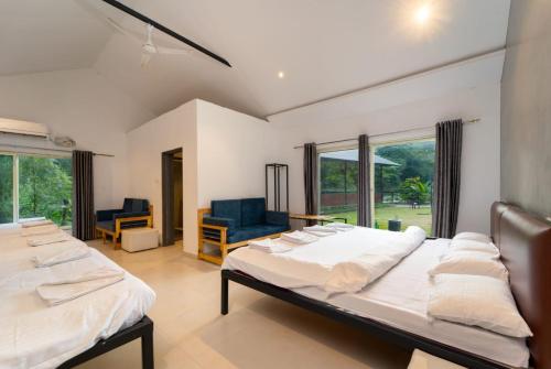 Postel nebo postele na pokoji v ubytování Dandeli Vacation