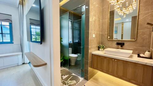 a bathroom with a sink and a mirror at Hamster Villa in Bình Tú