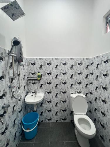 een badkamer met toilet en wastafel bij DGarden Homestay in Kuala Terengganu