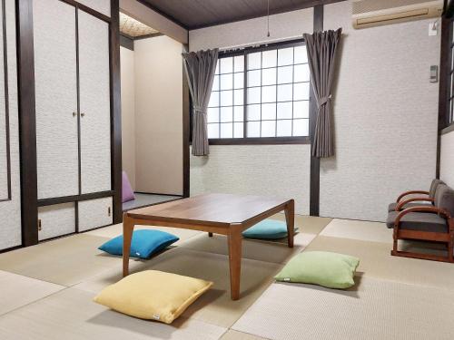 Khu vực ghế ngồi tại Haru Guesthouse