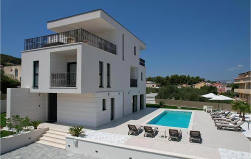 Stunning Home In Slatine