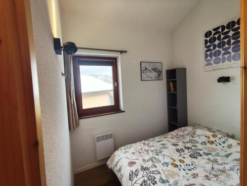 a small bedroom with a bed and a window at Les Eterlous N44 2P6 in Morillon