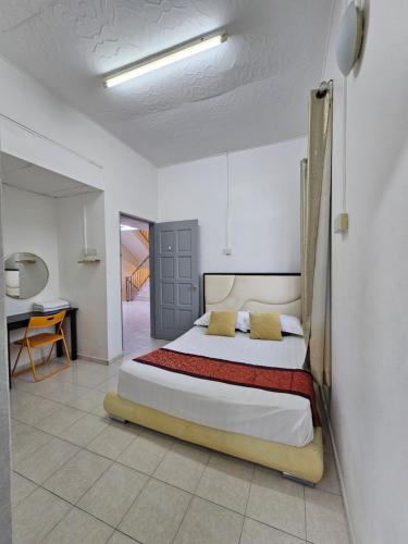 a bedroom with a large bed in a room at Warni Villa 8 Whole Or Room in Muar
