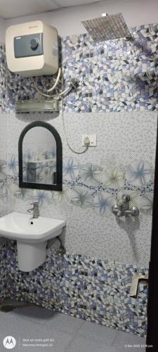 un baño con lavabo y espejo en Hotel bodhi Inn, en Lucknow