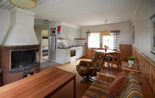 Η κουζίνα ή μικρή κουζίνα στο 2 Bedroom Awesome Home In Ekshärad