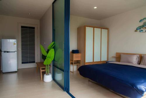 En eller flere senge i et værelse på Baan Thew Talay Blue Sapphire By Anny