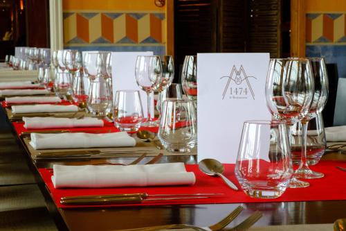 a long table with wine glasses and napkins at Hôtel & Restaurant Le Moulin de Moissac in Moissac