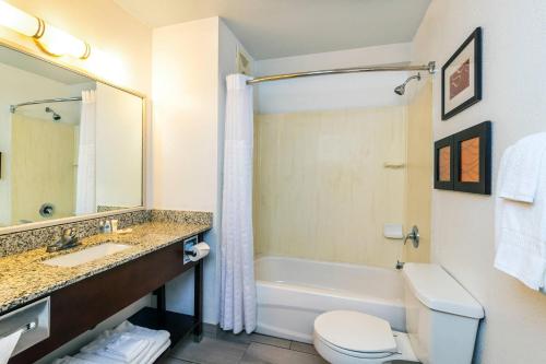 Ένα μπάνιο στο Comfort Inn & Suites