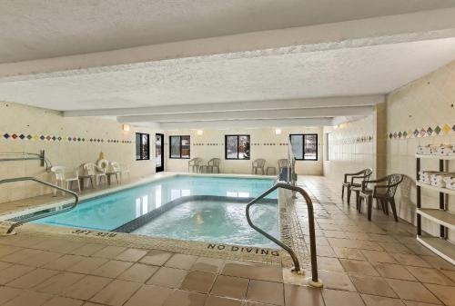 a swimming pool in a building with a no dining room at Quality Inn Traverse City in Traverse City