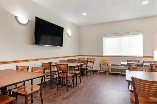 a restaurant with tables and chairs and a flat screen tv at Quality Inn Bemidji in Bemidji