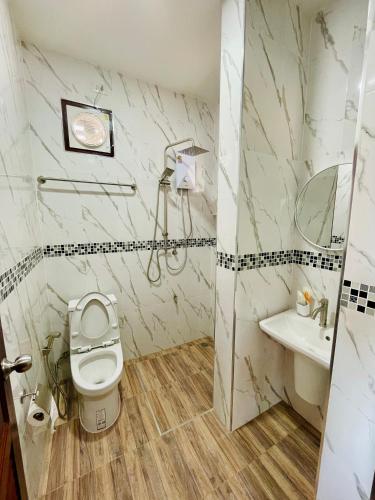 Et badeværelse på Stylish Resort Rooms in a Private Oasis